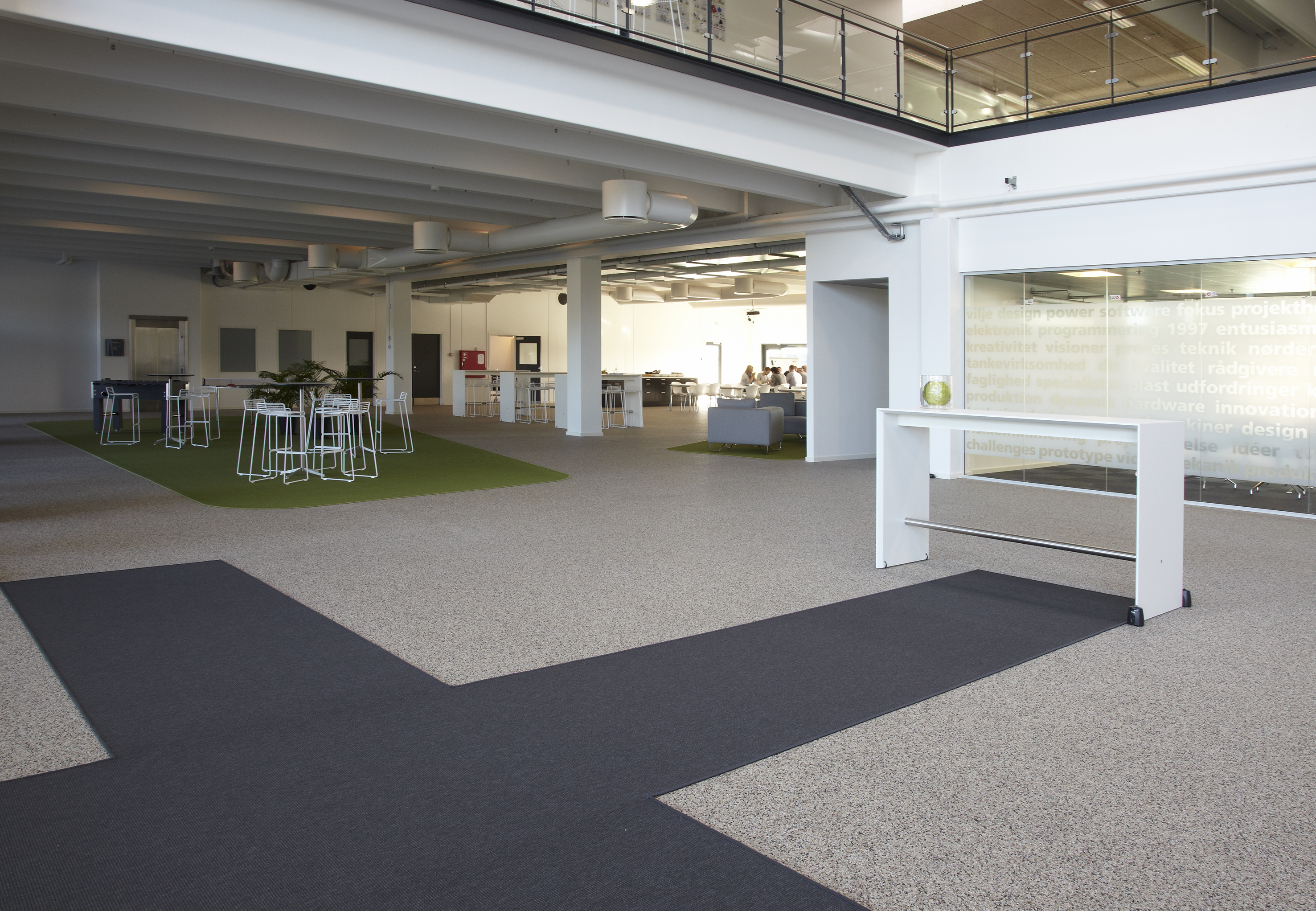 afpasset Fraster tæppe grøn på kontor